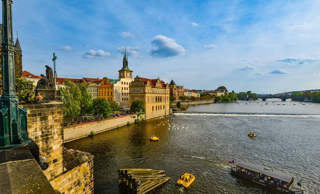 Пражские набережные снова открыты, уровень воды во Влтаве упал