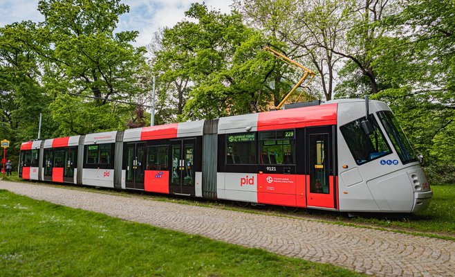 На улицах Праги появился первый трамвай в новом-дизайне