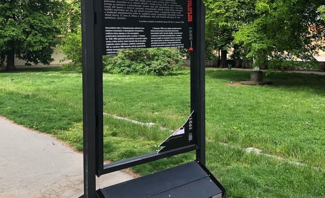 В Праге неизвестные вандалы испортили выставку, посвященную истории коммунистической партии