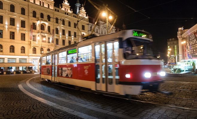 Несмотря на частичное ослабление мер, общественный транспорт Праги продолжает работать в ограниченном режиме