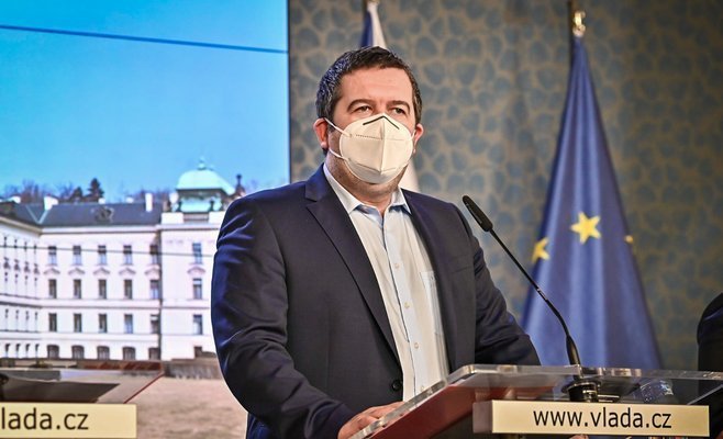 Гамачек извинился перед чешскими туристами, задержанными в аэропорту