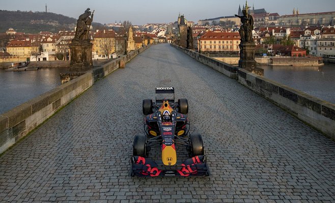 Компания RedBull представила рекламный ролик, содержащий кадры проезда болида «Формулы-1» через Карлов мост