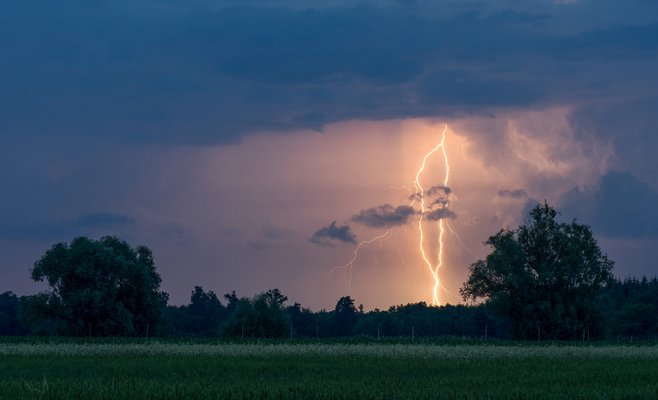 В воскресенье в Чехию придут сильные грозы