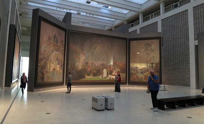 Славянская эпопея находится на пути в Моравский Крумлов, где и будет выставлена