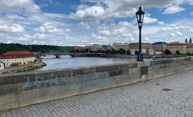 Неизвестный вандал нарисовал на Карловом мосту синие надписи на английском языке