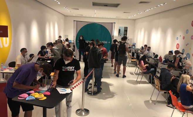 В Праге центры вакцинации без регистрации собирают большие очереди