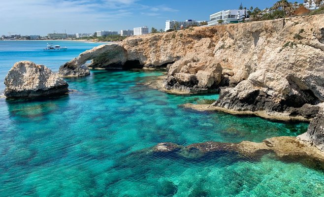 С понедельника Кипр перейдет в категорию темно-красных стран