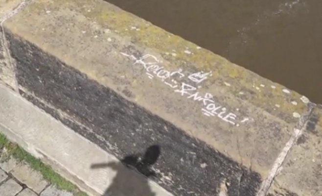 Карлов мост в Праге снова подвергся нападению вандалов