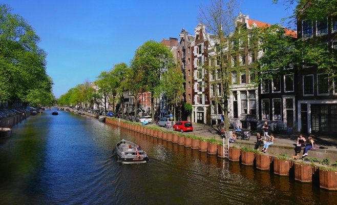 Нидерланды и Испания с понедельника войдут в число самых рискованных стран