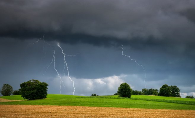 Метеорологи предупреждают об очень сильных грозах