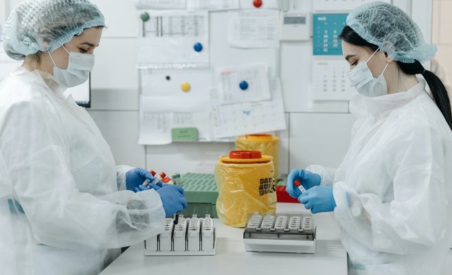 Количество инфицированных в ЧР снова выросло, число R остается больше единицы