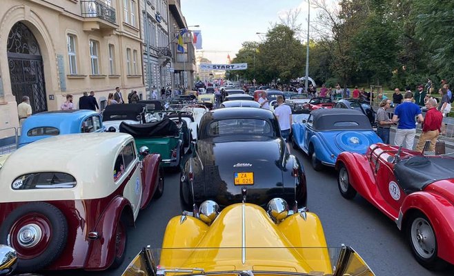 Сегодня ретро-автомобили, участвующие в гонке «1000 чехословацких миль», вернутся в Прагу