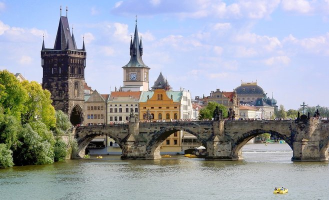 Ежегодно на очистку Карлова моста уходит до полумиллиона крон