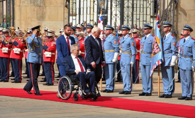 Земан приветствовал Штайнмайера в Пражском Граде с воинскими почестями