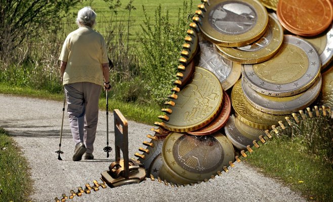 Со следующего года пенсии в Чехии вырастут на 300 крон