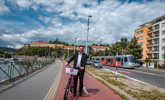 С сегодняшнего дня владельцы купонов на общественный транспорт Праги могут арендовать велосипед бесплатно
