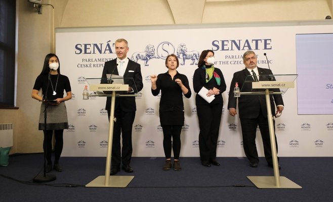 Палата депутатов хочет получить новый отчет о здоровье Земана, прежде чем лишать его полномочий