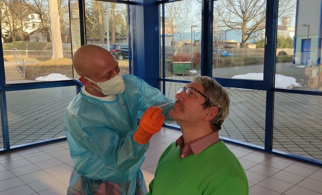 С понедельника невакцинированные люди старше 18 лет будут платить за тесты