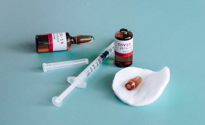 Число предполагаемых смертей после вакцинации за шесть месяцев увеличилось вдвое