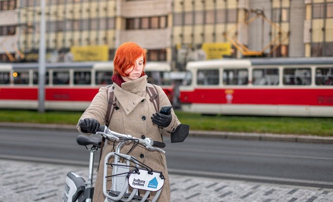 Несмотря на холодную погоду, жители Праги активно пользуются бесплатными общественными велосипедами