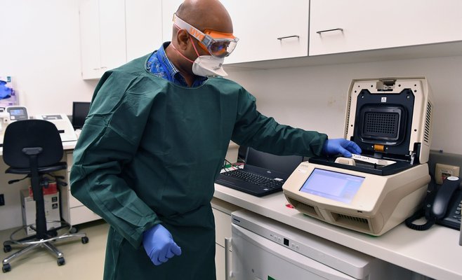 Вакцинированные люди тоже должны проходить тестирование после контактов с инфицированными