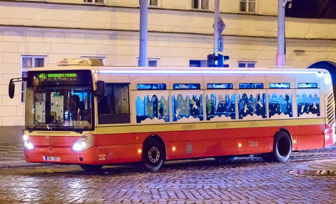 На улицы Праги вышли рождественские трамваи