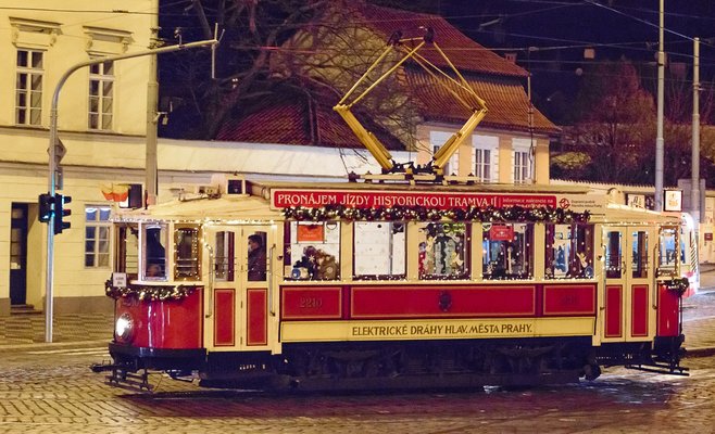 На улицы Праги вышли рождественские трамваи