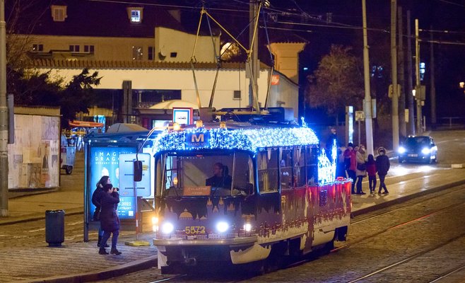 На улицы Праги вышли рождественские трамваи