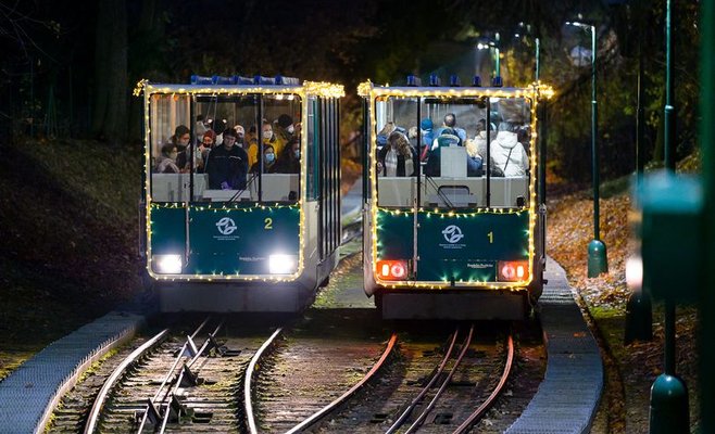 На улицы Праги вышли рождественские трамваи
