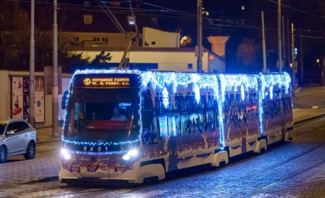 На улицы Праги вышли рождественские трамваи