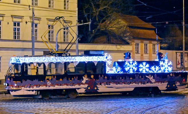 На улицы Праги вышли рождественские трамваи