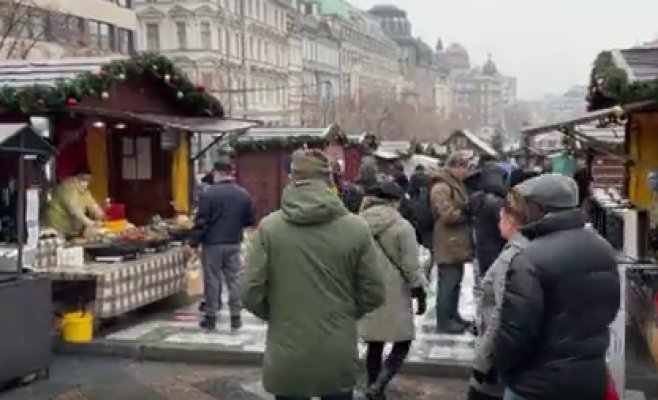 Несмотря на запрет правительства, на Вацлавской площади в Праге открылась рождественская ярмарка