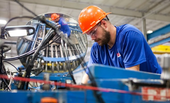 В октябре чешская промышленность упала на 4,9%, а объемы строительства выросли на 3,7%