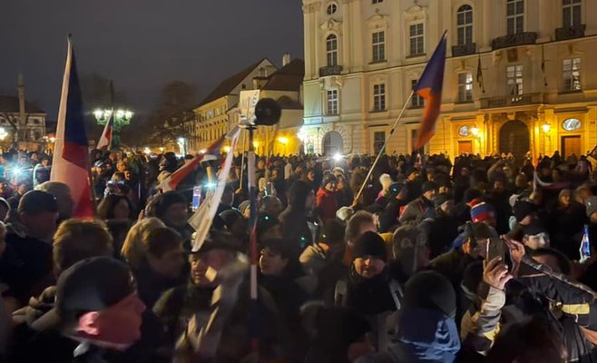 Тысячи противников обязательной вакцинации устроили акцию протеста в центре Праги