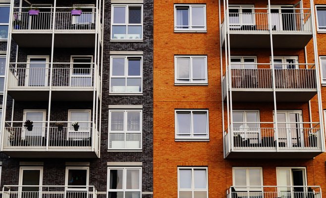 Чтобы купить новую квартиру, жителям Праги необходимо почти 16 годовых зарплат