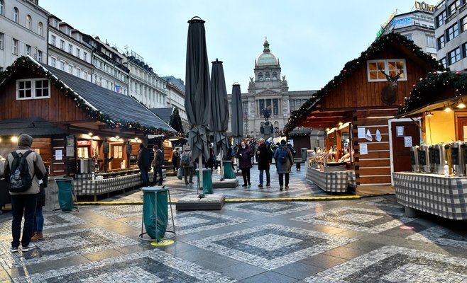 При проверке рождественской ярмарки на Вацлавской площади полиция обнаружила нарушения