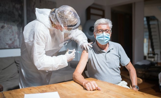 Опрос: 52% жителей Чехии согласны с обязательной вакцинацией против коронавируса
