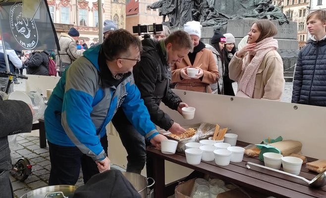 Инициатива Chcípl PES разливала суп на Староместской площади в Праге