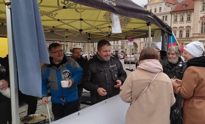 Инициатива Chcípl PES разливала суп на Староместской площади в Праге