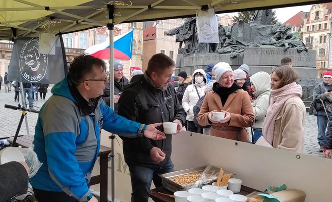 Инициатива Chcípl PES разливала суп на Староместской площади в Праге
