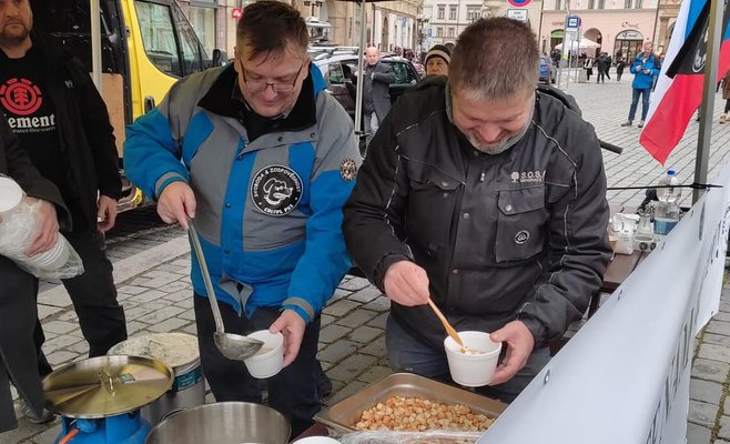 Инициатива Chcípl PES разливала суп на Староместской площади в Праге