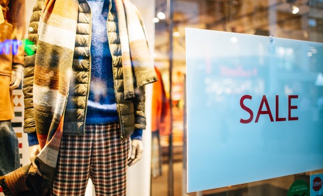 Во многих магазинах начались рождественские распродажи