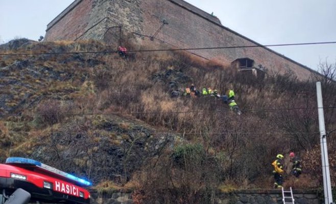В Праге мужчина пытался покончить жизнь самоубийством, спрыгнув со стены Вышеграда