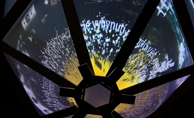 В Праге появился фонарь, реагирующий на фейковые новости