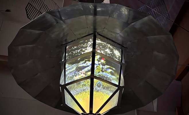 В Праге появился фонарь, реагирующий на фейковые новости