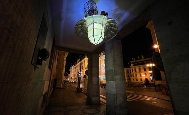 В Праге появился фонарь, реагирующий на фейковые новости