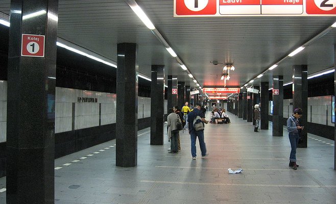 В пражском метро женщина пыталась покончить жизнь самоубийством