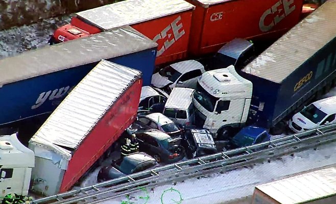 В Чехии на автомагистрали D5 столкнулись почти 40 автомобилей