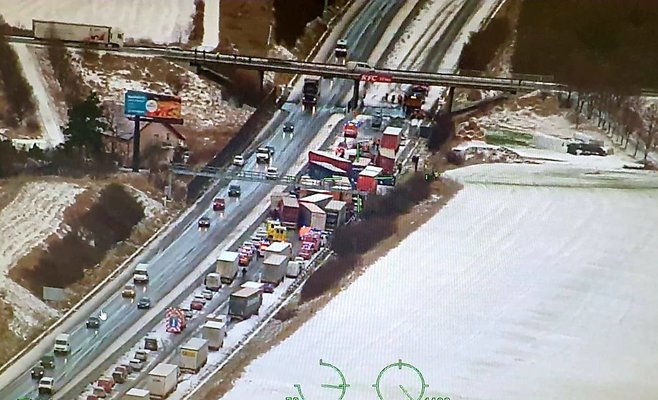 В Чехии на автомагистрали D5 столкнулись почти 40 автомобилей