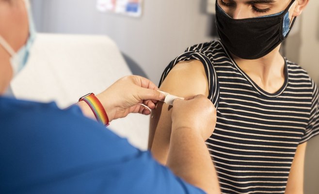 Сегодня в Чехии началась регистрация на ревакцинацию детей старше 12 лет